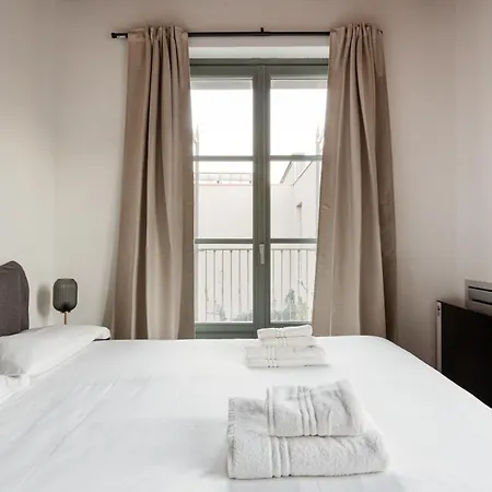 Guesthost - Modern In With Balcony Милан