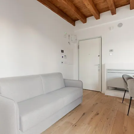 Guesthost - Modern In With Balcony Милан