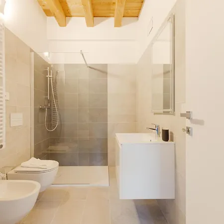 Guesthost - Modern In With Balcony Милан