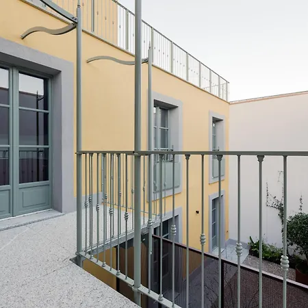 Guesthost - Modern In With Balcony Апартаменты