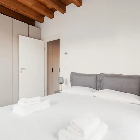 Modern In With Balcony Apartment *