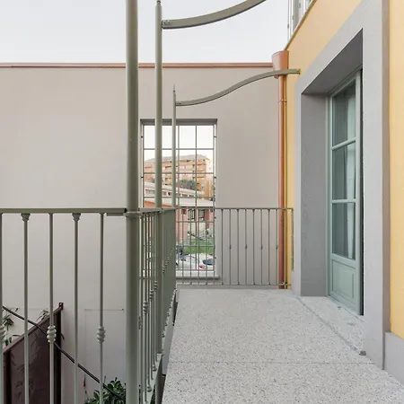 Guesthost - Modern In With Balcony Милан